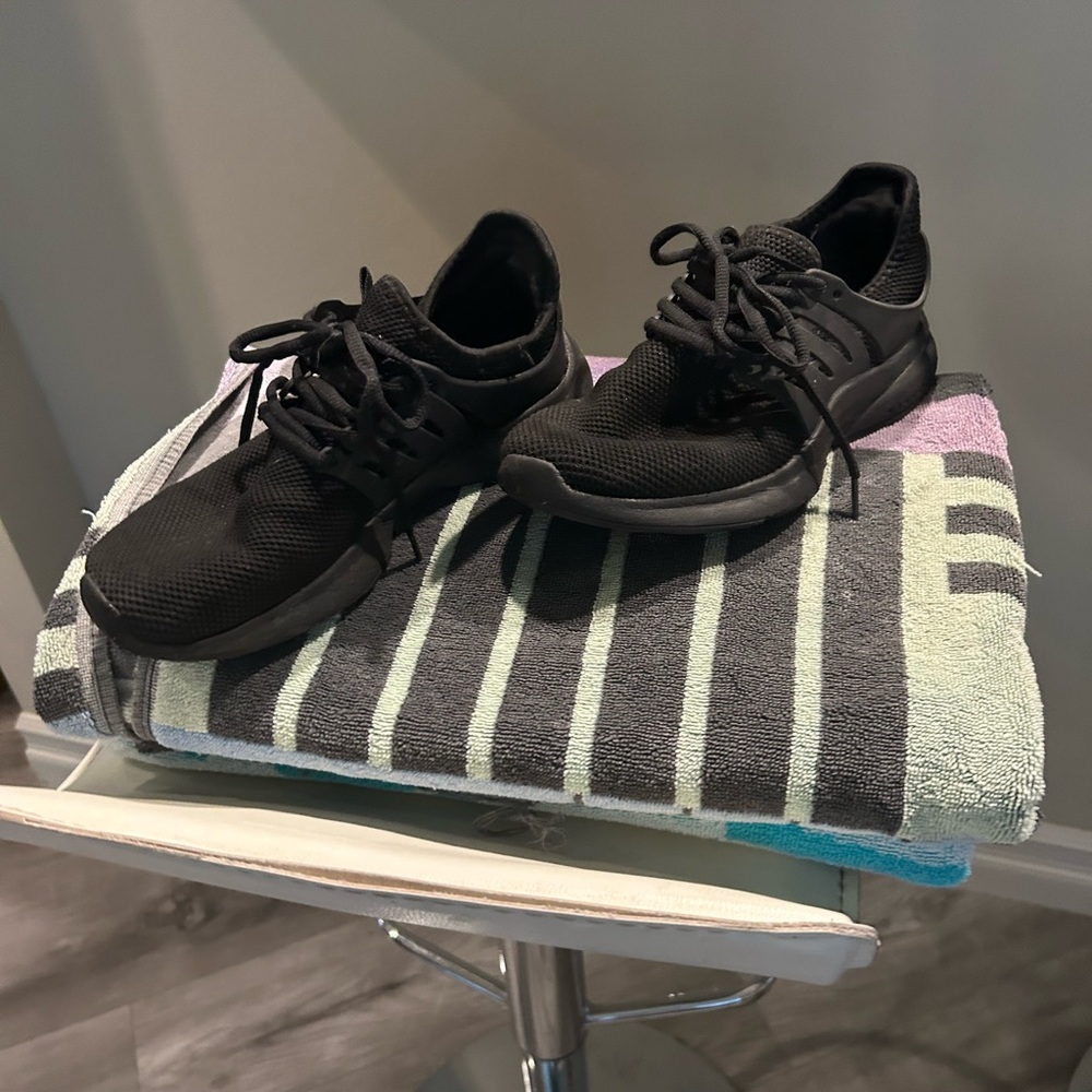 BLACK SNEAKERS SIZE 8.5